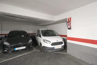 Parking voiture  Carrer de parís. Garaje para coche grande