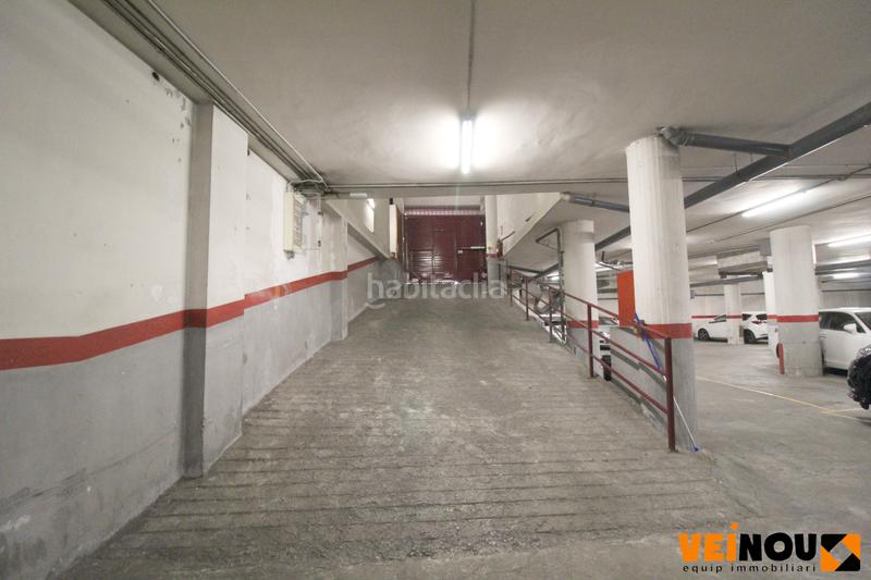 Foto b2673842-4f2d-42e5-8031-0bf1bb3e47d5. Parking voiture dans Sants-Badal Barcelona