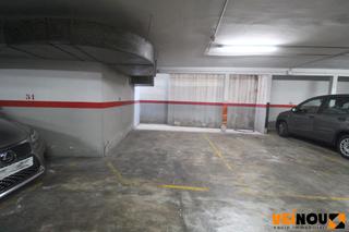 Aparcament cotxe  Carrer de la constitució. Plaza de garaje para coche mediano
