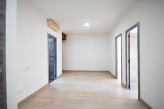 Pis  Carrer campoamor. Vivienda de 53 m en bellvitge, bien comunicada y con ascensor.