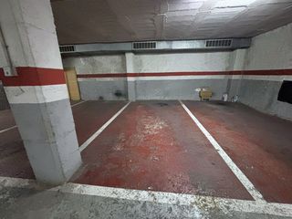 Parking voiture  Carrer de la constitució