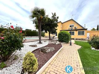 House en Villar del Olmo. Impresionante chalet independiente en venta