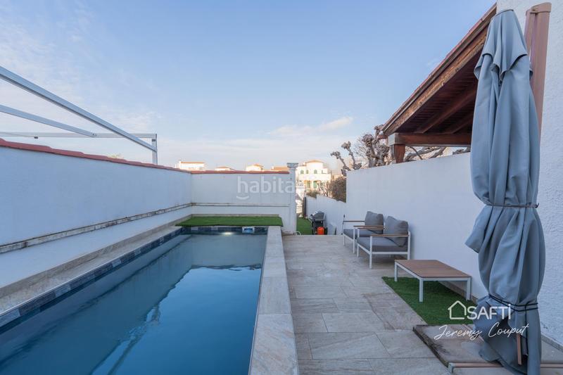 Foto 05bb097a-9eeb-4853-b52b-f7219bb0a102. Casa aparellada amb calefacció aparcament piscina a Empuriabrava