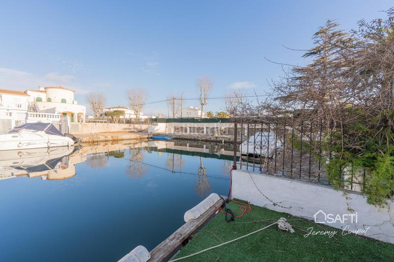 Foto 46e56e2b-7e62-446e-b867-dc2d2052db49. Casa aparellada amb calefacció aparcament piscina a Empuriabrava