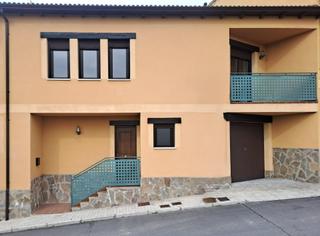 Casa adossada a Armuña