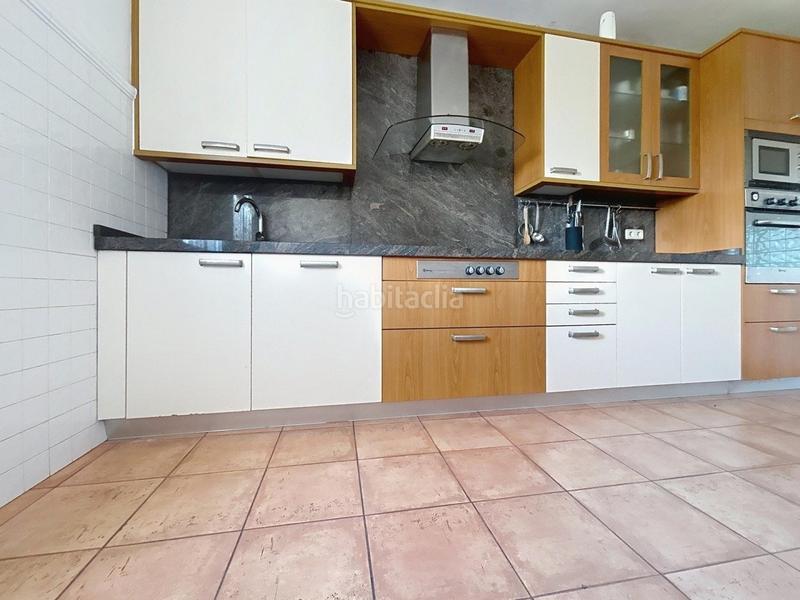 Foto 750d5d86-be1e-476d-87a8-653e42a61fc2. Casa aparellada amb aparcament a Campus Norte - San Caetano Santiago de Compostela