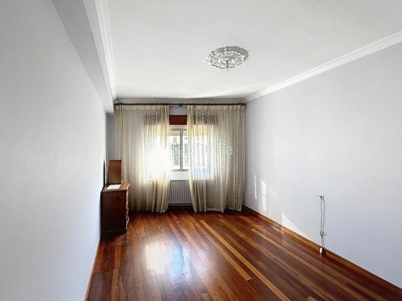 Foto e147512f-141e-451a-a1a4-0107ea2ef1d4. Casa aparellada amb aparcament a Campus Norte - San Caetano Santiago de Compostela