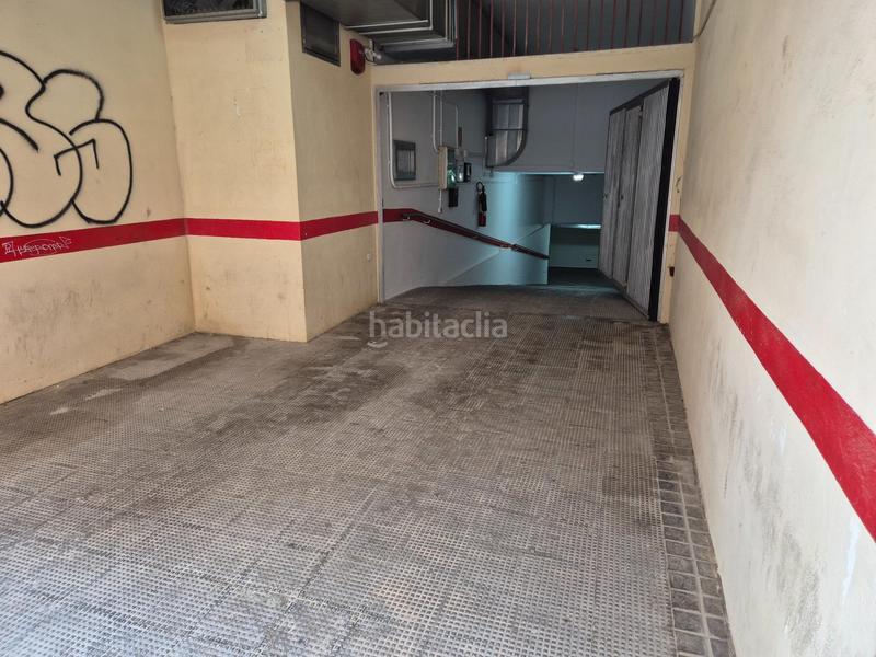 Foto a99e415d-1b61-4f4f-8644-1d92ecac8d80. Parking voiture dans Avenida de Abril-9 de Octubre Sagunt