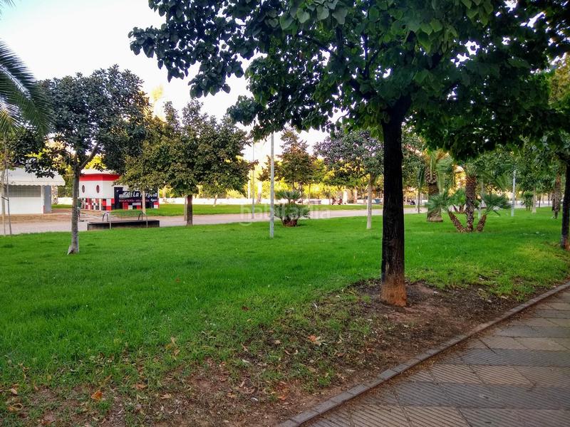 Foto b2920ed7-7af5-4c81-8961-8abe4754de6b. Parking voiture dans Avenida de Abril-9 de Octubre Sagunt