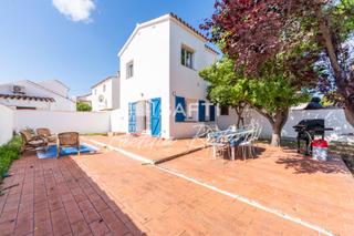 Casa adossada a Santa Margarida