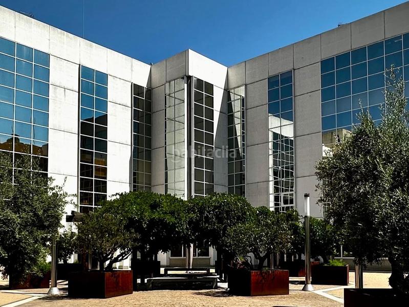 Foto 487f6556-ae57-4825-825d-8d695393517e. Office space with parking in Simancas Madrid