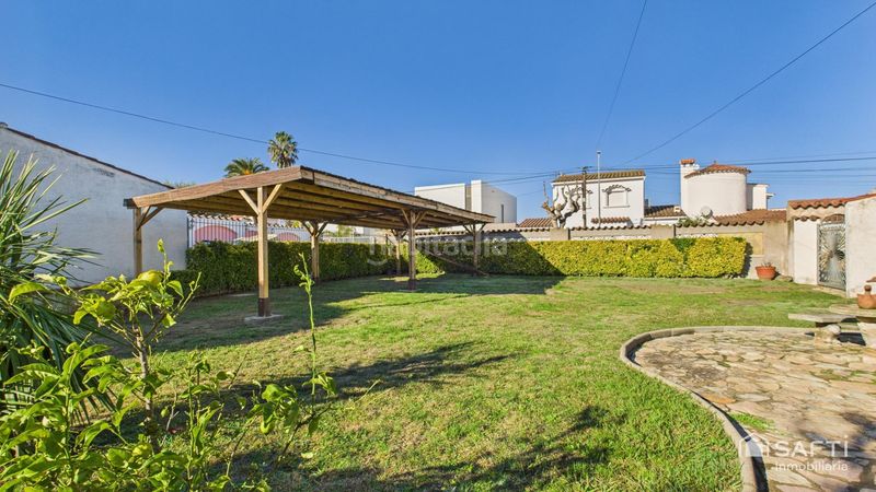 Foto b97af5e4-2f20-4ce5-b49d-6372fb65efd4. Casa amb piscina a Muga - Gran Reserva - Badia Empuriabrava