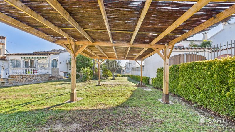 Foto f31b81be-7245-4c7d-a316-88d3da45bcf5. Casa amb piscina a Muga - Gran Reserva - Badia Empuriabrava