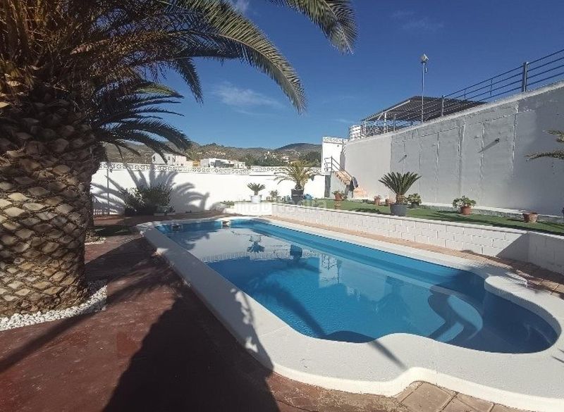 Foto 53e06ffa-00ff-442a-925a-892856754d59. Casa adossada amb calefacció aparcament piscina a Petrer