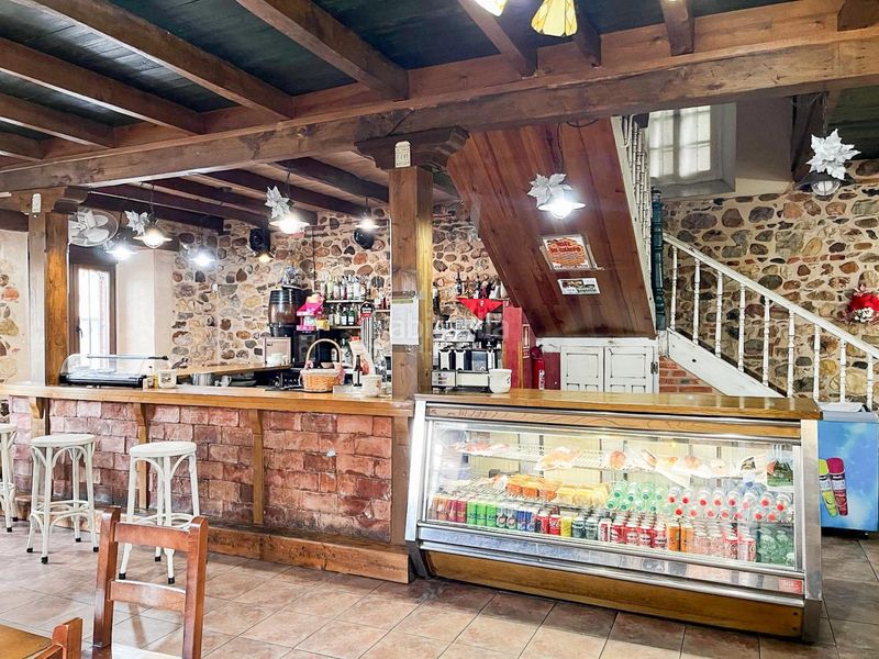 Foto f0b00c4d-d99b-4406-87b6-c3b5013cd3c5. Edifici a Rioseco de Tapia