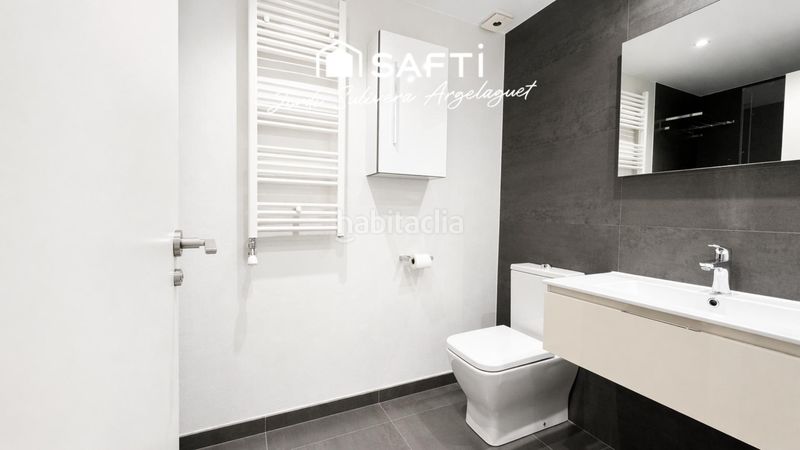 Foto 14c0f4a3-a637-4569-bb17-05259d8655c6. Flat with heating in Eixample Sud-Migdia Girona
