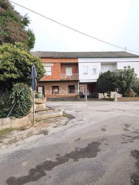 Foto 0350e27b-ba16-46c5-b82f-3ded1e4aba7c. Casa amb aparcament a Cacabelos