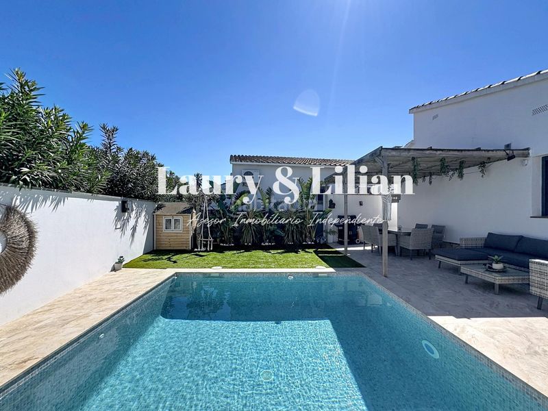 Foto 7d1af280-f10d-4c08-aba5-7c455891d88e. Casa amb piscina a Sant Maurici Empuriabrava