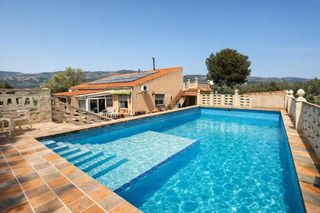 Country house in Onil