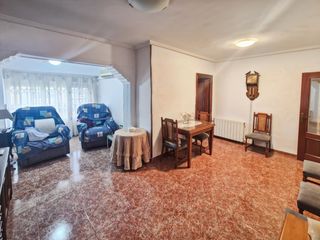 Etagenwohnung in Avenida de Abril-9 de Octubre