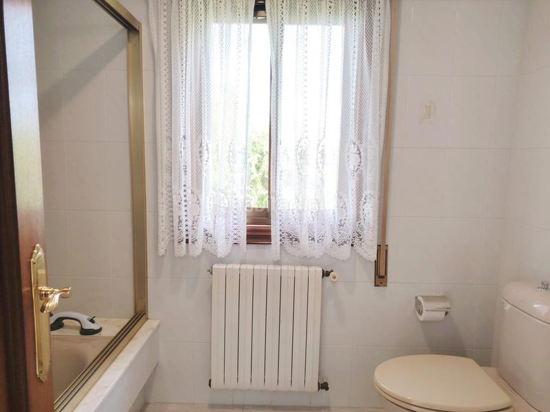 Foto 7f701743-35ad-4e3e-9359-bb557d1f8694. Casa amb calefacció aparcament a Navia Vigo