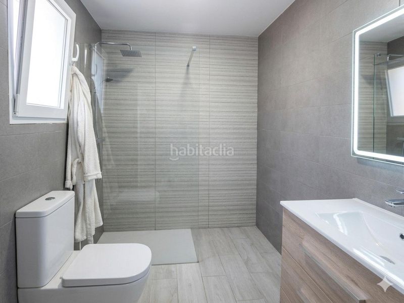 Foto 4ee8c3ec-7857-4e68-a4d3-b10763b5250d. Casa aparellada a Centro Elda