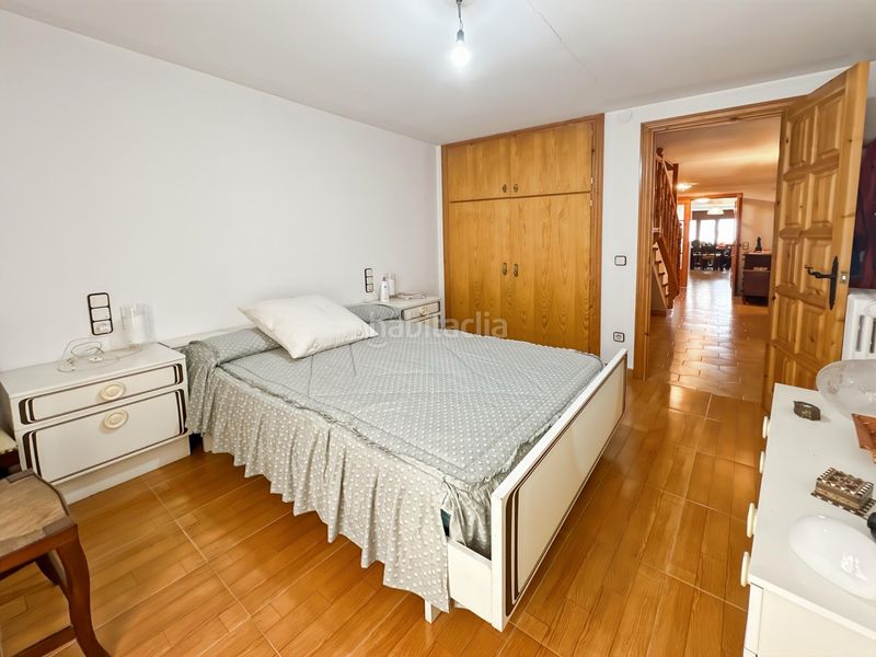 Foto 610a07b6-7b88-4f5c-8677-a495006c04dd. Casa adossada amb calefacció aparcament a Berga