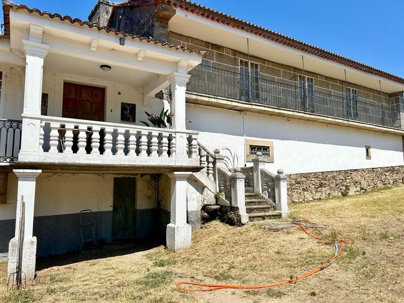 Foto cfde8669-12f9-45b6-b842-62c75729bddf. Masia amb aparcament a Teo