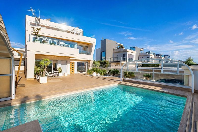 Foto ee20aefc-6e15-4d0d-b645-3d8b807fc532. Casa amb aparcament piscina a Campoamor Orihuela