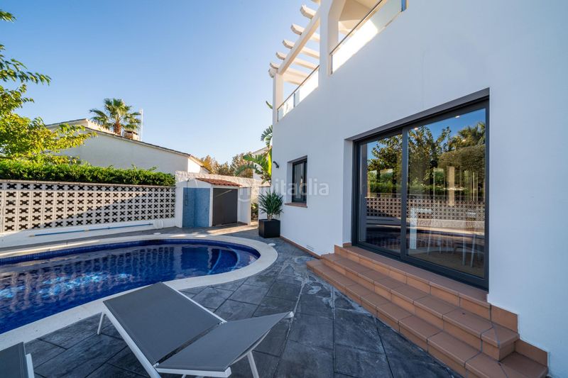 Foto 022622f9-2492-45ac-8b2f-f513cb32eae5. Casa amb calefacció aparcament piscina a Montgrí Empuriabrava