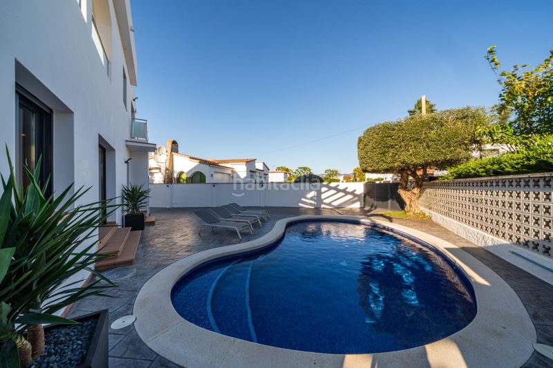 Foto 0c8bfcfb-1c1c-4b94-9fbe-eb0aa5cb8e8f. Casa amb calefacció aparcament piscina a Montgrí Empuriabrava