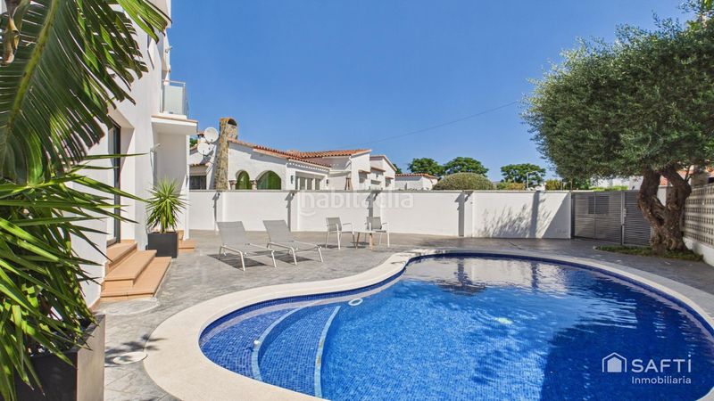 Foto 99a7dfda-34e8-4e27-85fb-0f975711c410. Casa amb calefacció aparcament piscina a Montgrí Empuriabrava