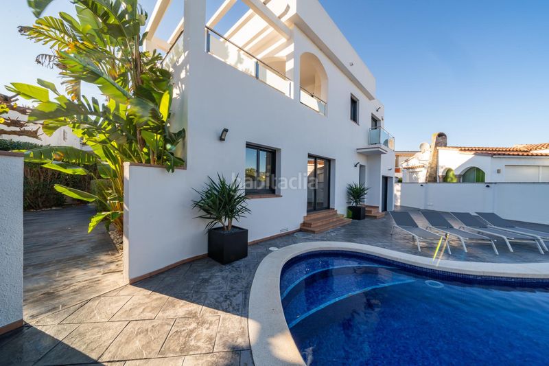 Foto a79d2f50-0821-427f-ba24-3ccdac7a4811. Casa amb calefacció aparcament piscina a Montgrí Empuriabrava