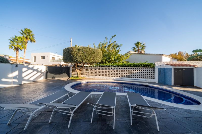 Foto d09eec1e-cff0-4ca0-80c2-1662c0ba7b93. Casa amb calefacció aparcament piscina a Montgrí Empuriabrava