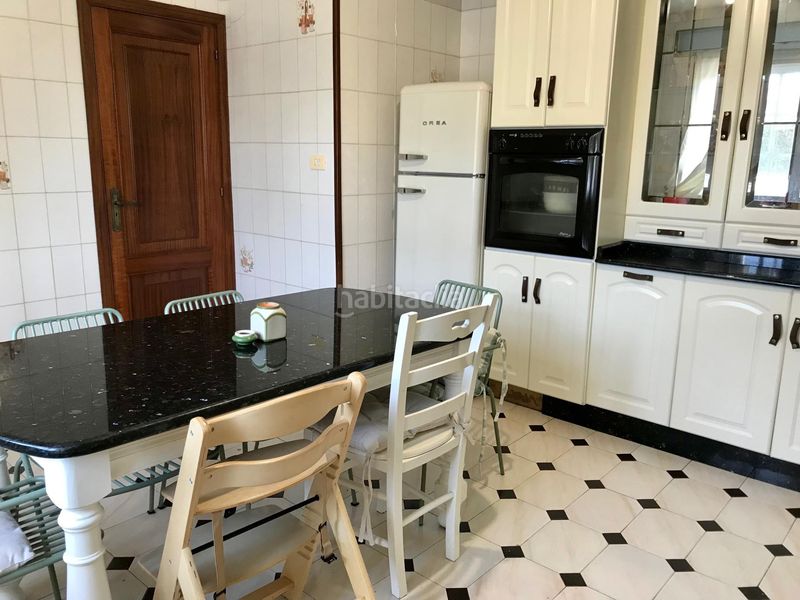 Foto ea046f09-b7fa-427a-bcf6-5f52bf7c1881. Casa amb aparcament a Noia