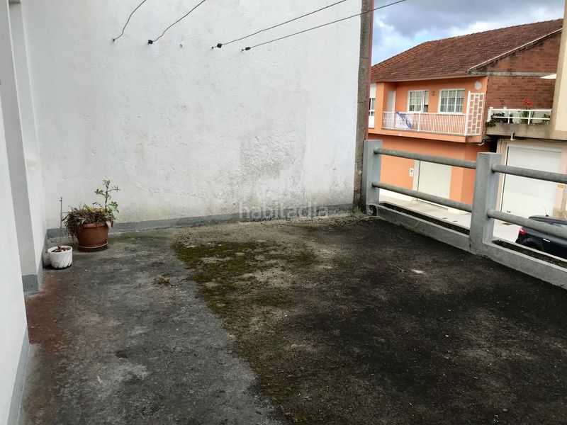 Foto a79eb481-e85a-4cbf-817c-049e4c7bf429. Casa aparellada amb aparcament a Outes