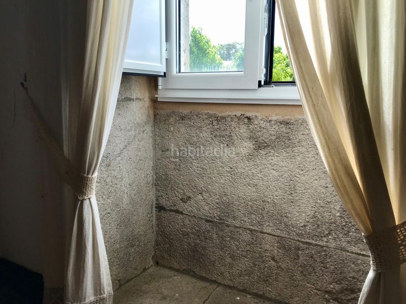 Foto f8987da0-db1b-4af4-b30a-61bcd4ae14a5. Casa aparellada amb aparcament a Outes