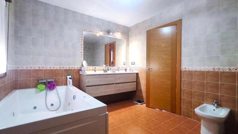 Foto bfae2daa-11e6-42c0-acdc-bffc4a3bd372. Casa amb calefacció aparcament a Cuadros