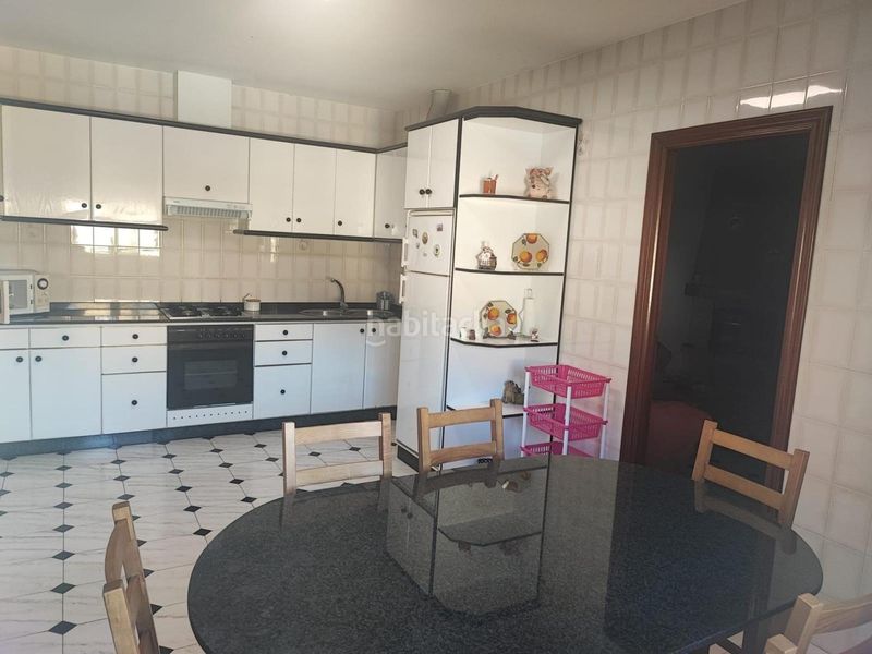 Foto 475ab77a-a2bb-4e0a-83fc-1bc33cab5337. Casa adossada a Boiro