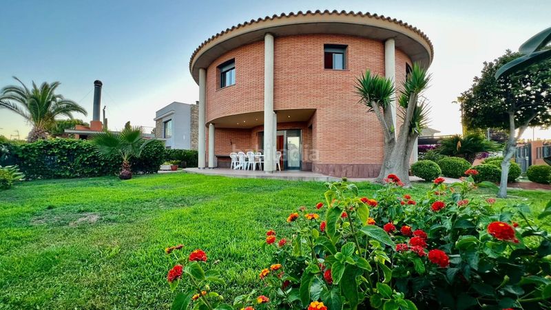 Foto df1acf1a-35d6-40d7-896c-da6c07103388. Casa amb aparcament a Roda de Barà