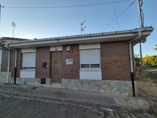 Casa adossada a Villamañán