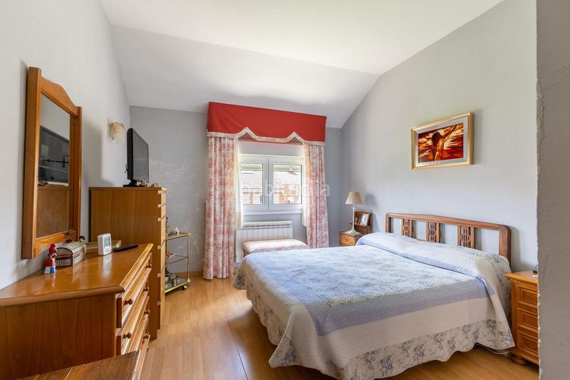 Foto b350e7a2-c81e-4f7e-a2ea-ed54cca6de69. Casa adossada amb calefacció piscina a La Pizarra San Lorenzo de El Escorial