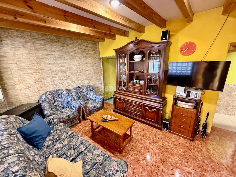 Foto c2842f41-0222-4c02-810f-a02ef39aa484. Casa adossada amb aparcament a Valdevimbre