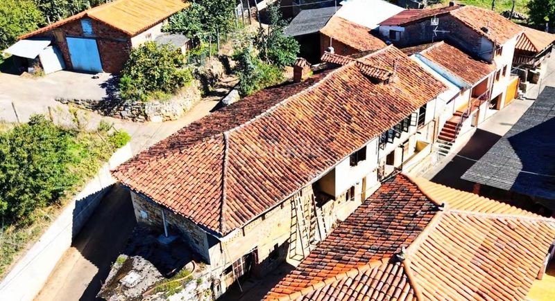 Foto c76d2858-ec92-476a-accb-e7263121813d. Casa pareada en Grado