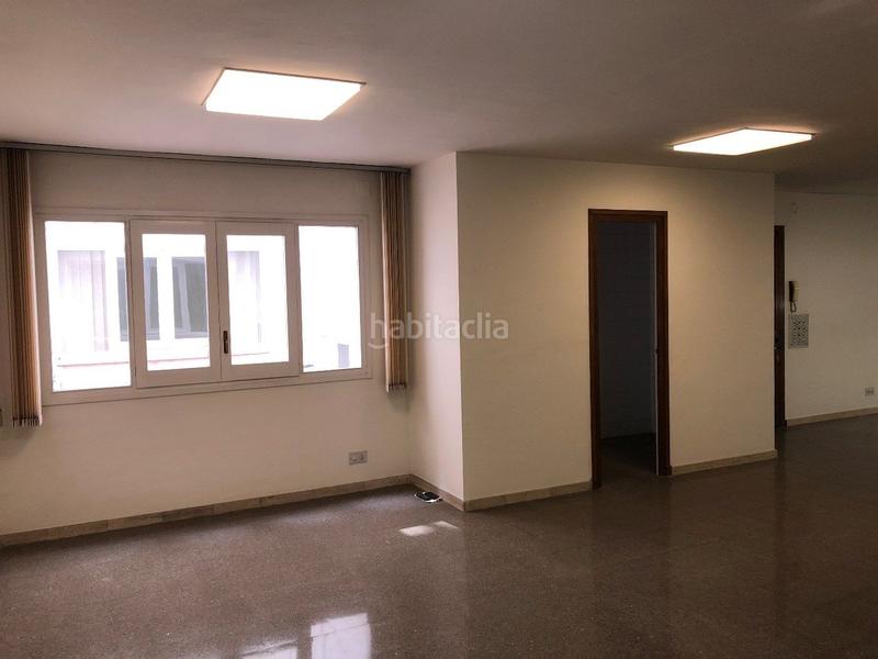 Foto c2b21469-21c6-4c34-a7da-cff6aa276f6d. Rent office space with heating in Centre Sabadell