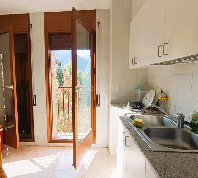 Foto 204f8d4a-a54a-4570-8c23-0c83bce8e537. Masia amb xemeneia calefacció a Bagà