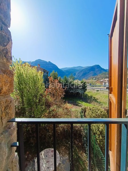 Foto 57d0fca8-44fd-4c17-8636-827cd8279e18. Masia amb xemeneia calefacció a Bagà