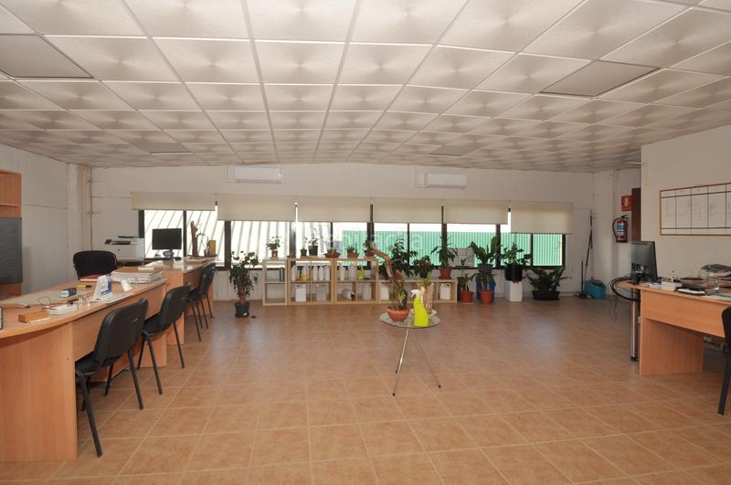 Foto 3e3e94f0-f286-4b85-86ea-637b94baa2e7. Bâtiment à usage industriel avec chauffage dans Quer