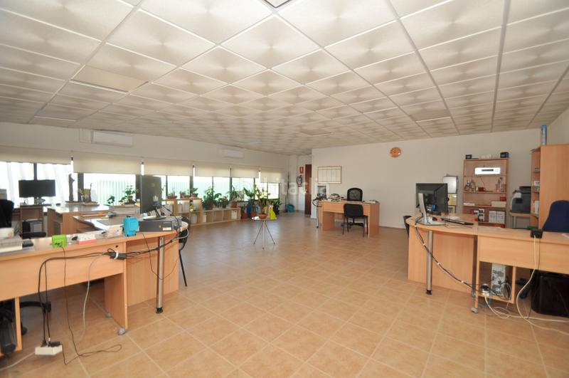 Foto 4aace128-3a1a-4b6b-9f15-3bd0e2553bb6. Bâtiment à usage industriel avec chauffage dans Quer