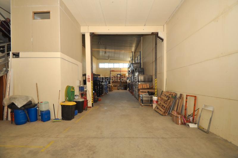 Foto b7d56e1d-fb28-4ad1-b15d-b08d8e9d4fe9. Bâtiment à usage industriel avec chauffage dans Quer